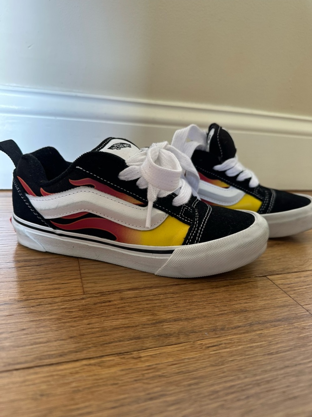 VANS Knu Skool Boys Youth 2.5 Red Black Flames Retro Chunky Oversized